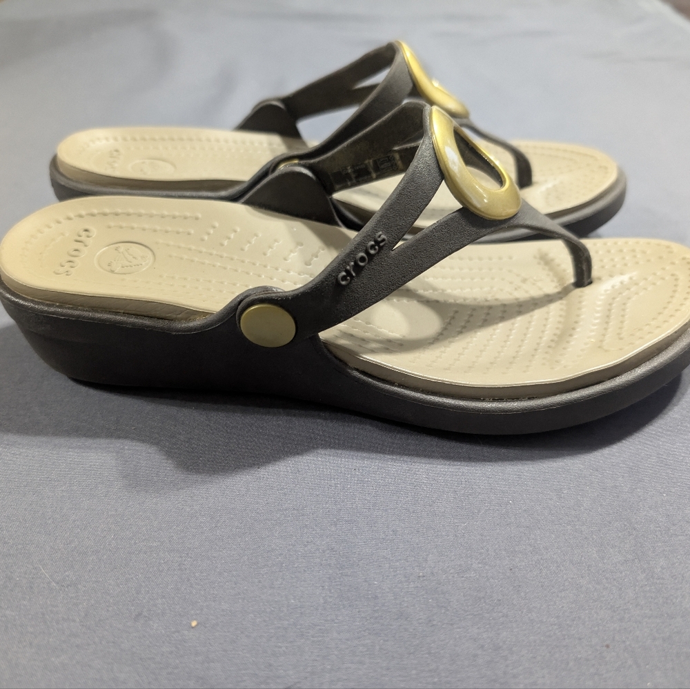 Crocs Wedge Sandals Sanrah Flip Flops Size 7 Womens Brown‎